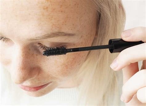 Safe and Natural Beauty Practices for Sensitive Eyes